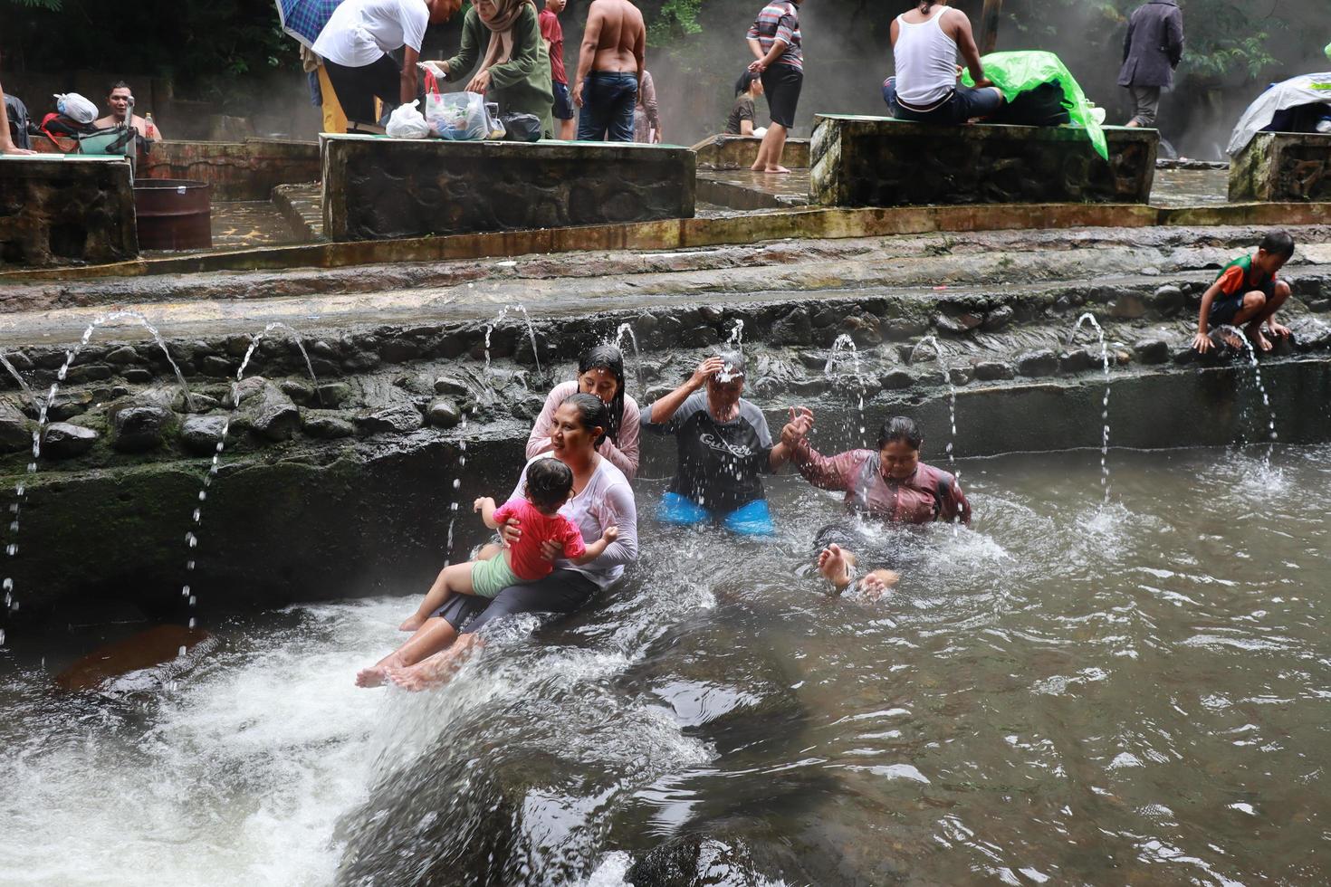 tégal, janvier 2023. photo de occupé visiteurs relaxant et profiter le gucci chaud printemps bain.