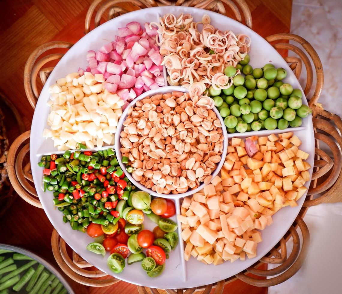 ensemble de herbes et épices et légume tranche sur plateau pour Ingrédients goût sarriette cuisinier épicé nourriture de Asie photo