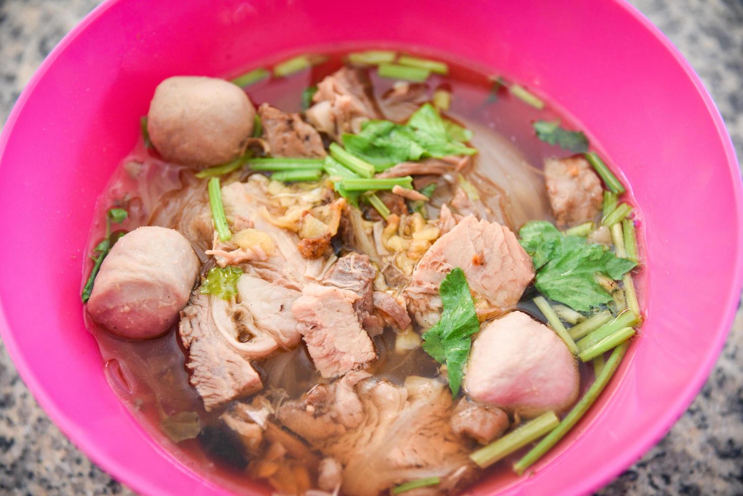 nouilles soupe bol avec porc Viande Balle et des légumes traditionnel thaïlandais et chinois style nourriture de asiatique photo