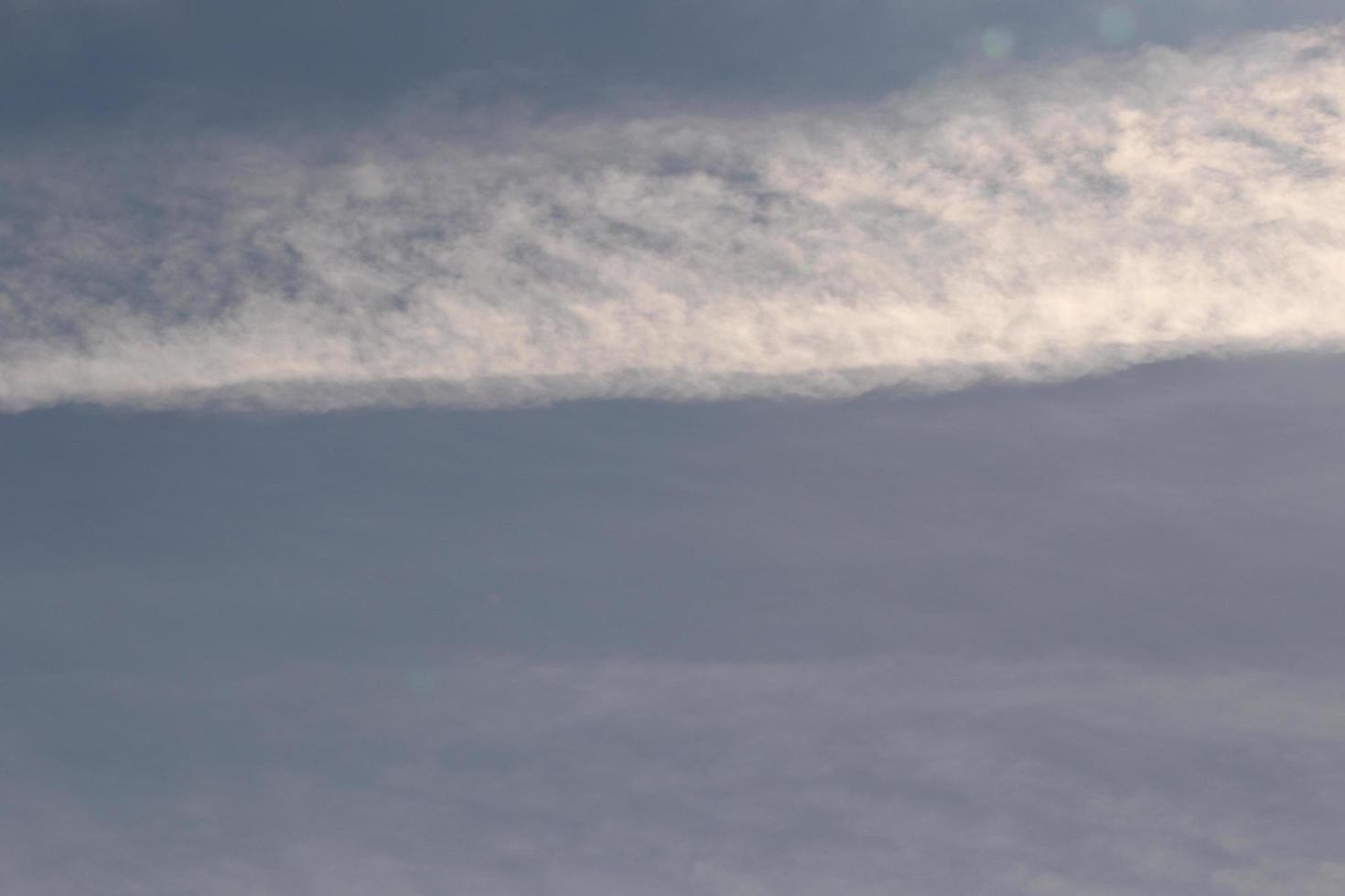 ciel bleu clair et nuages blancs photo