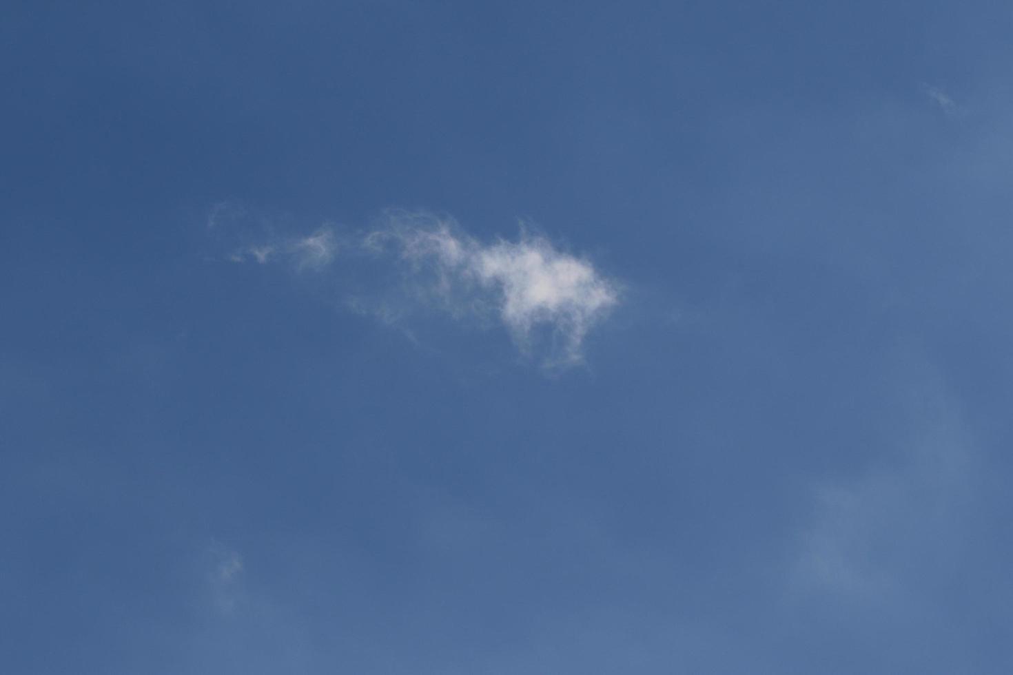 ciel bleu clair et nuages blancs photo