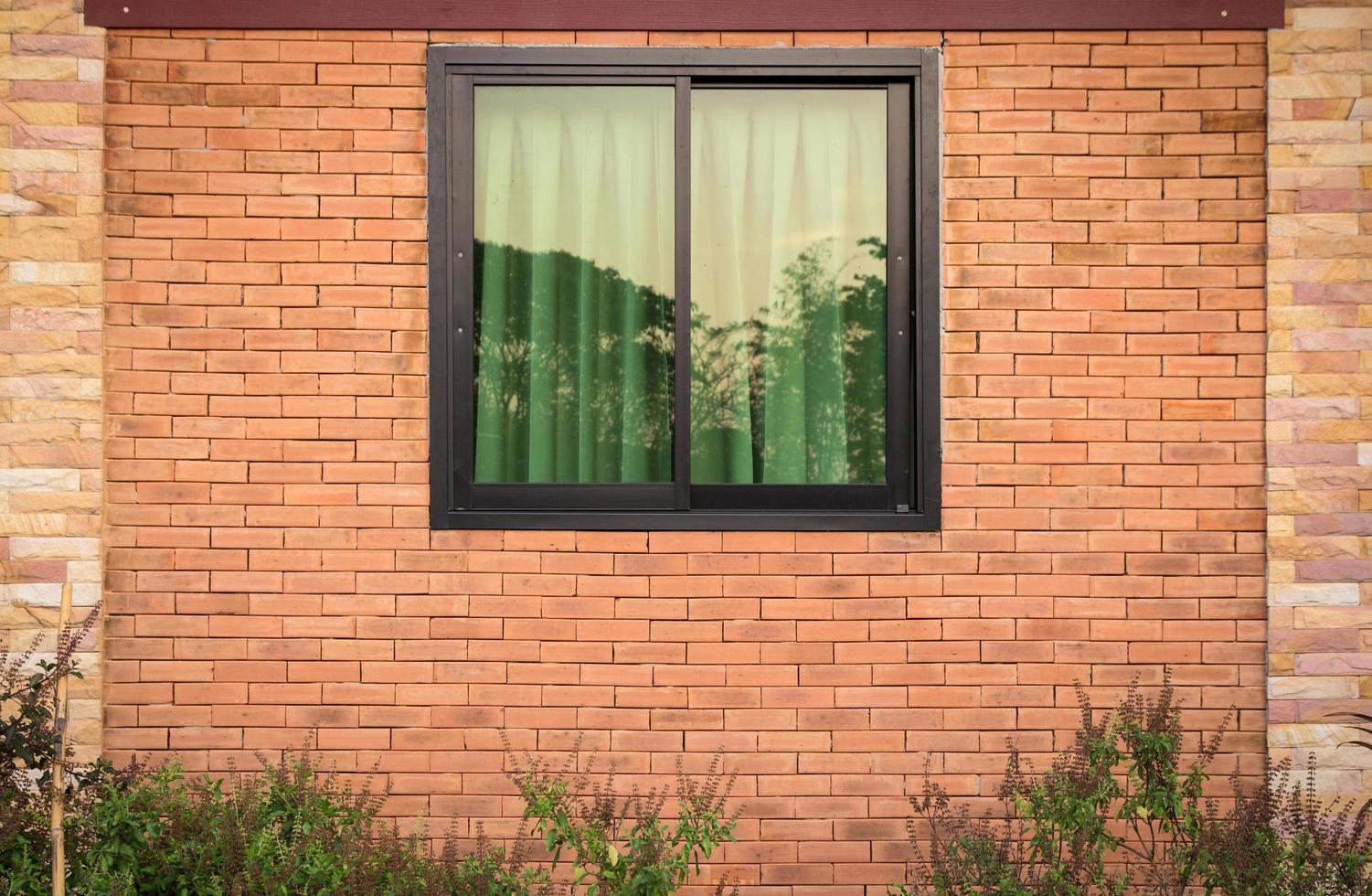 de face vue de fenêtre extérieur sur brique mur photo
