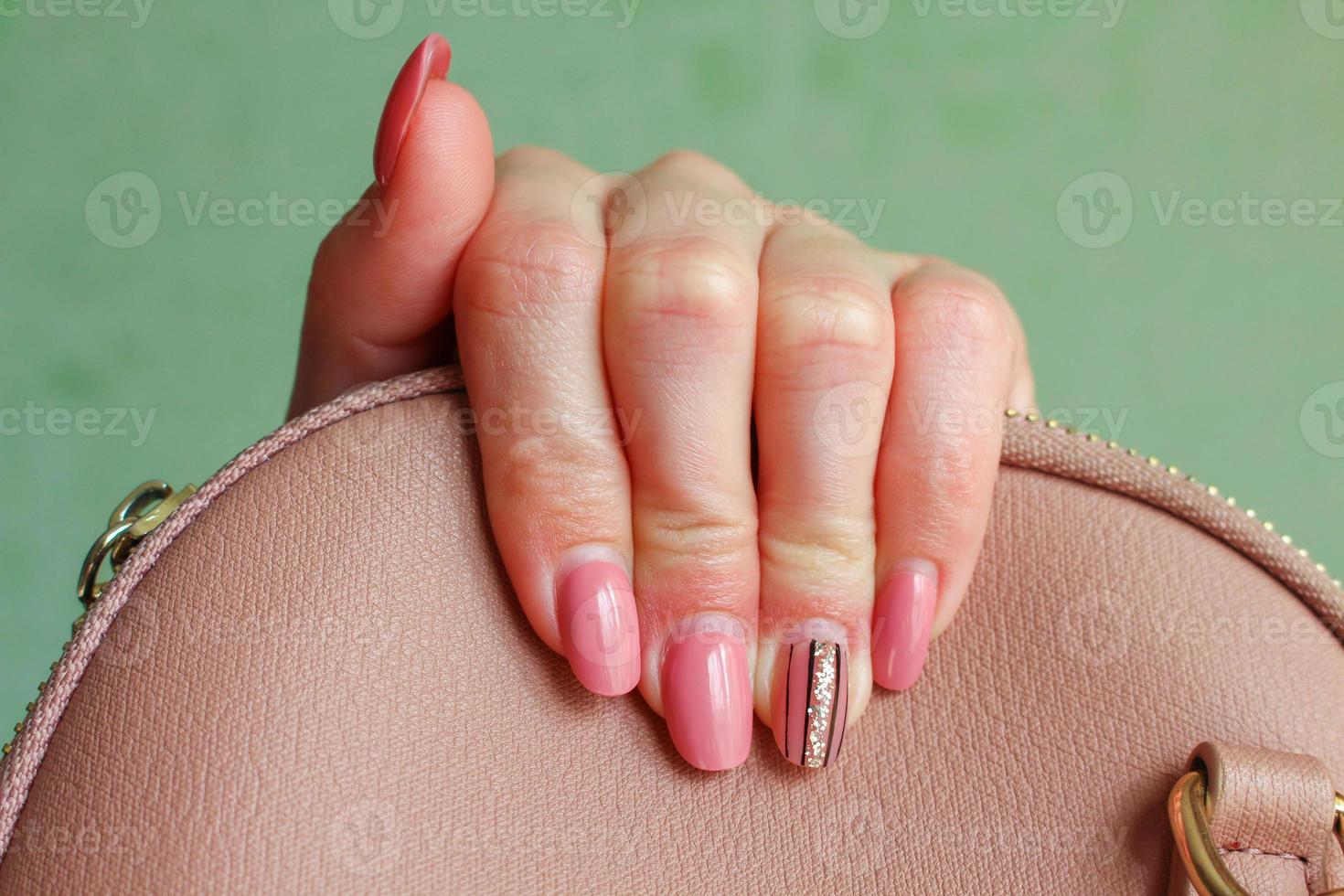 acrylique ongles avant le correction. disgracieux manucure. photo