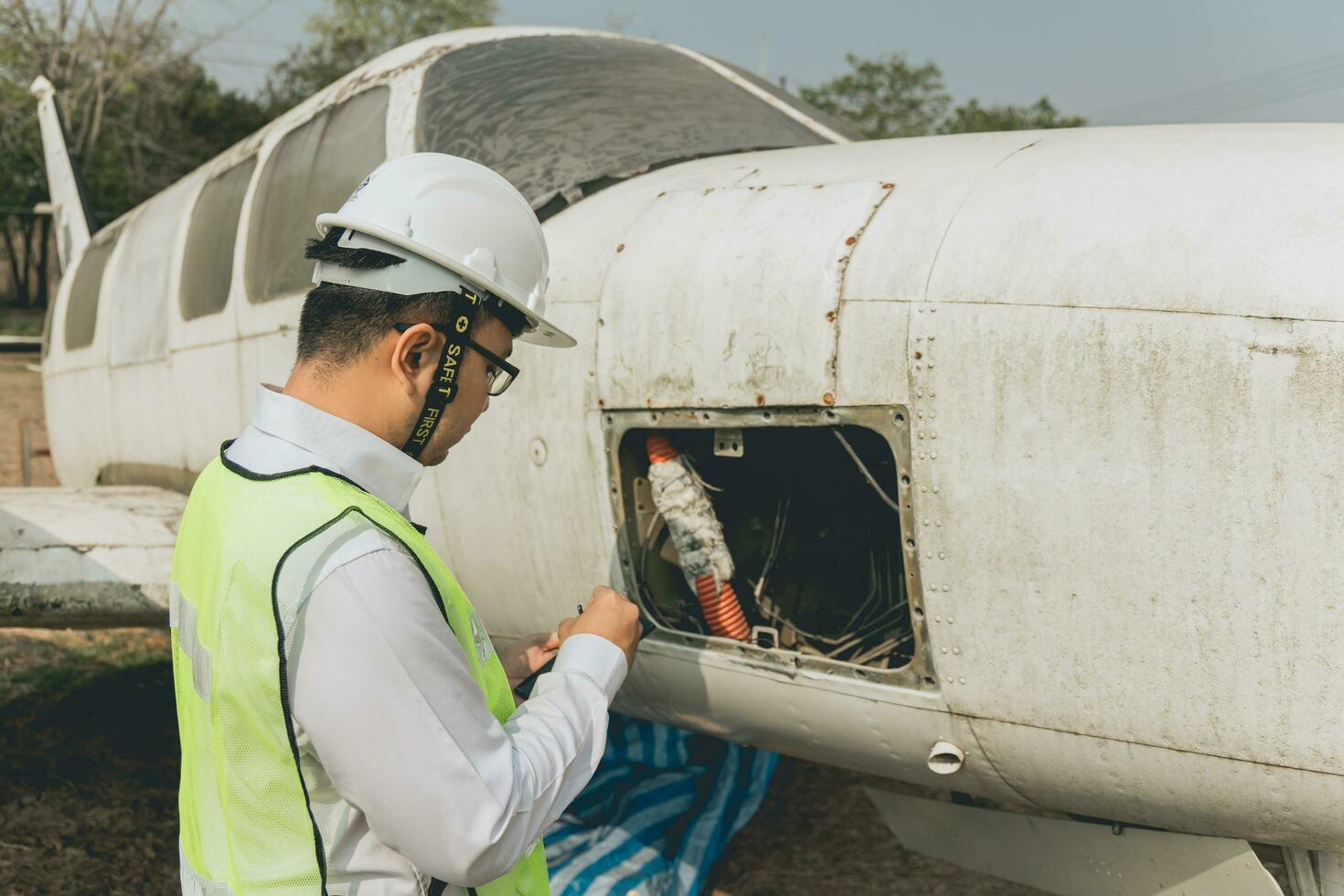 ingénieur maintenir une hélicoptère moteur. Masculin moteur machanique hélicoptère vérification hélicoptère avant prendre de photo