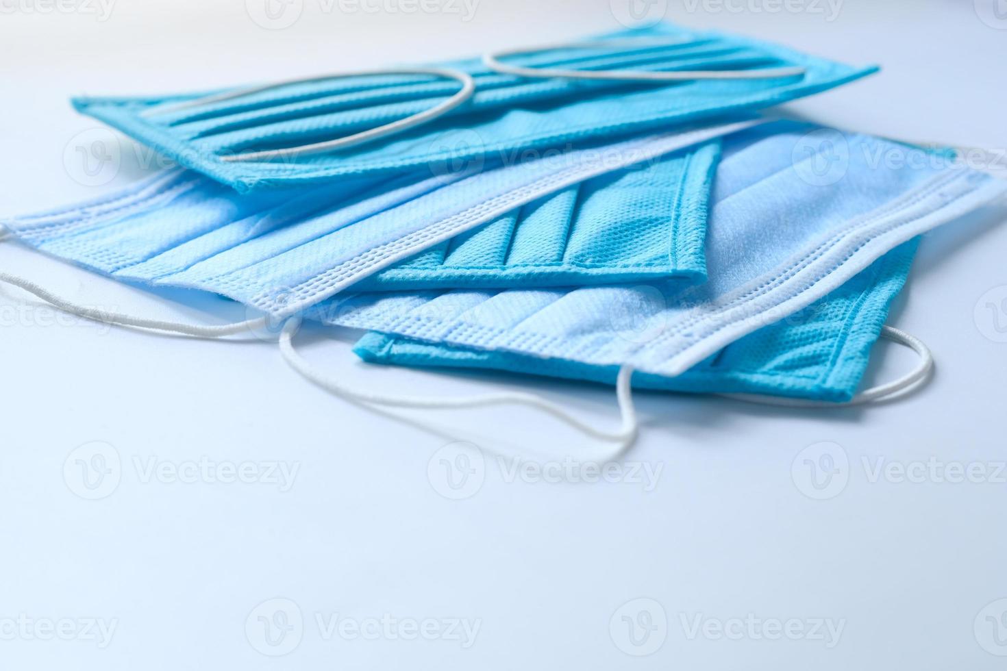 Close up de masques chirurgicaux bleus sur table photo