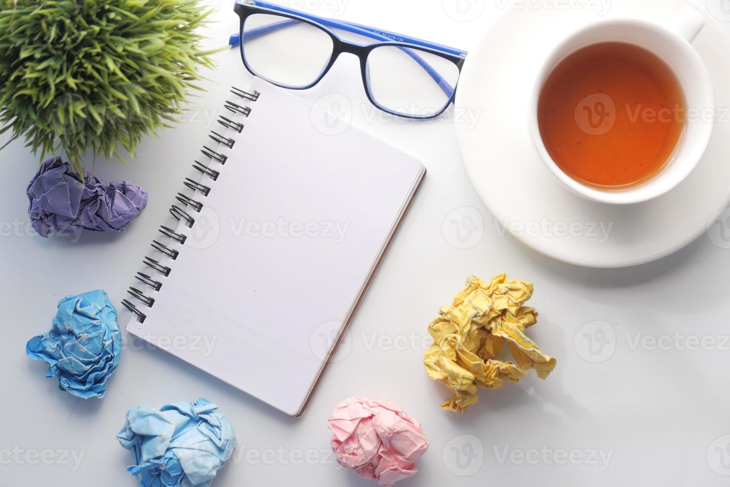 papiers émiettés sur un bureau avec cahier vierge photo