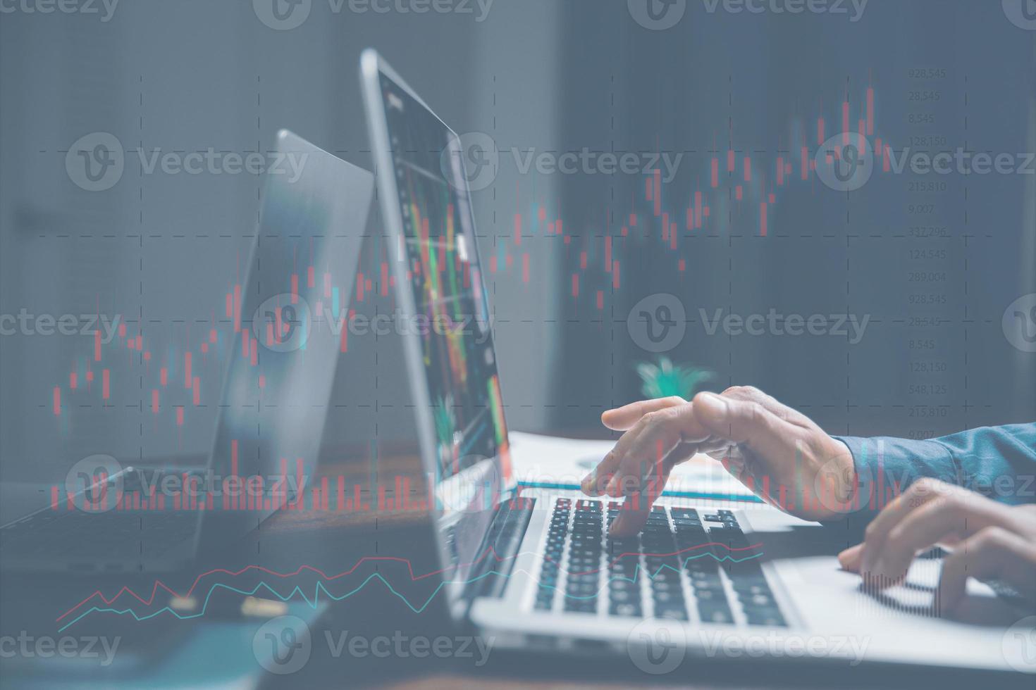 investisseurs sont une analyse croissance graphiques et investir dans Stock marché. Planification et stratégie Stock marché Commerçant ou femme d'affaires en ligne travail dans maison. la finance numérique Les données et La technologie concept. photo