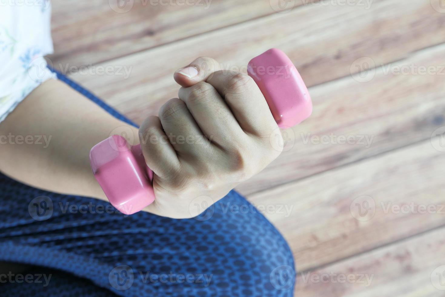 jeune femme exerçant avec des poids haltères photo