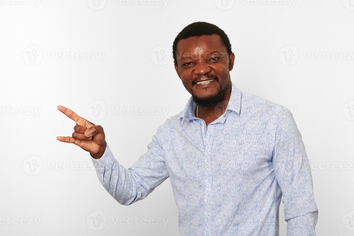 content africain américain noir homme avec signe de cornes geste dans décontractée brillant chemise, blanc Contexte photo