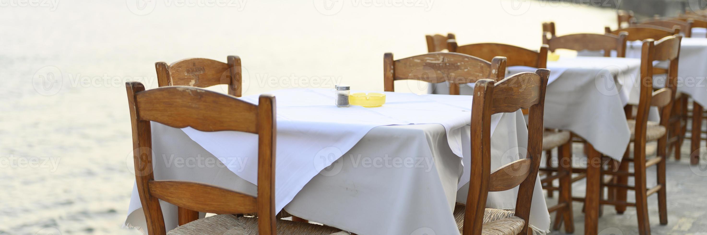 Tables de café sur la mer, mise au point sélective photo