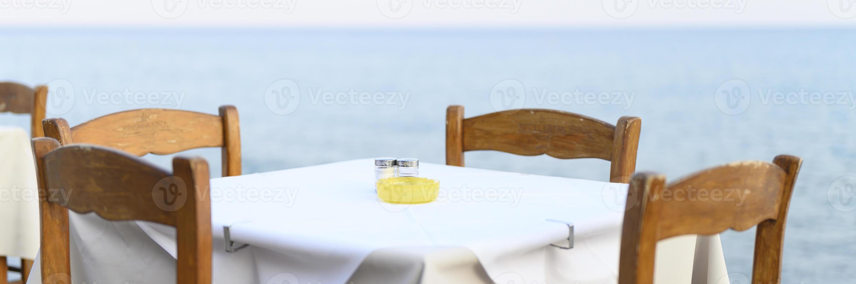 Tables de café sur la mer, mise au point sélective photo