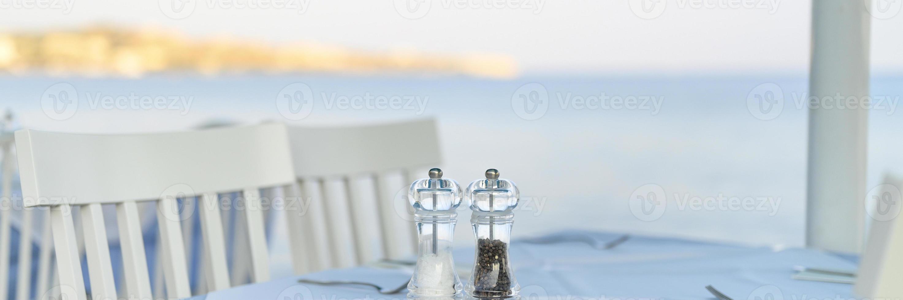 Tables de café sur la mer, mise au point sélective photo