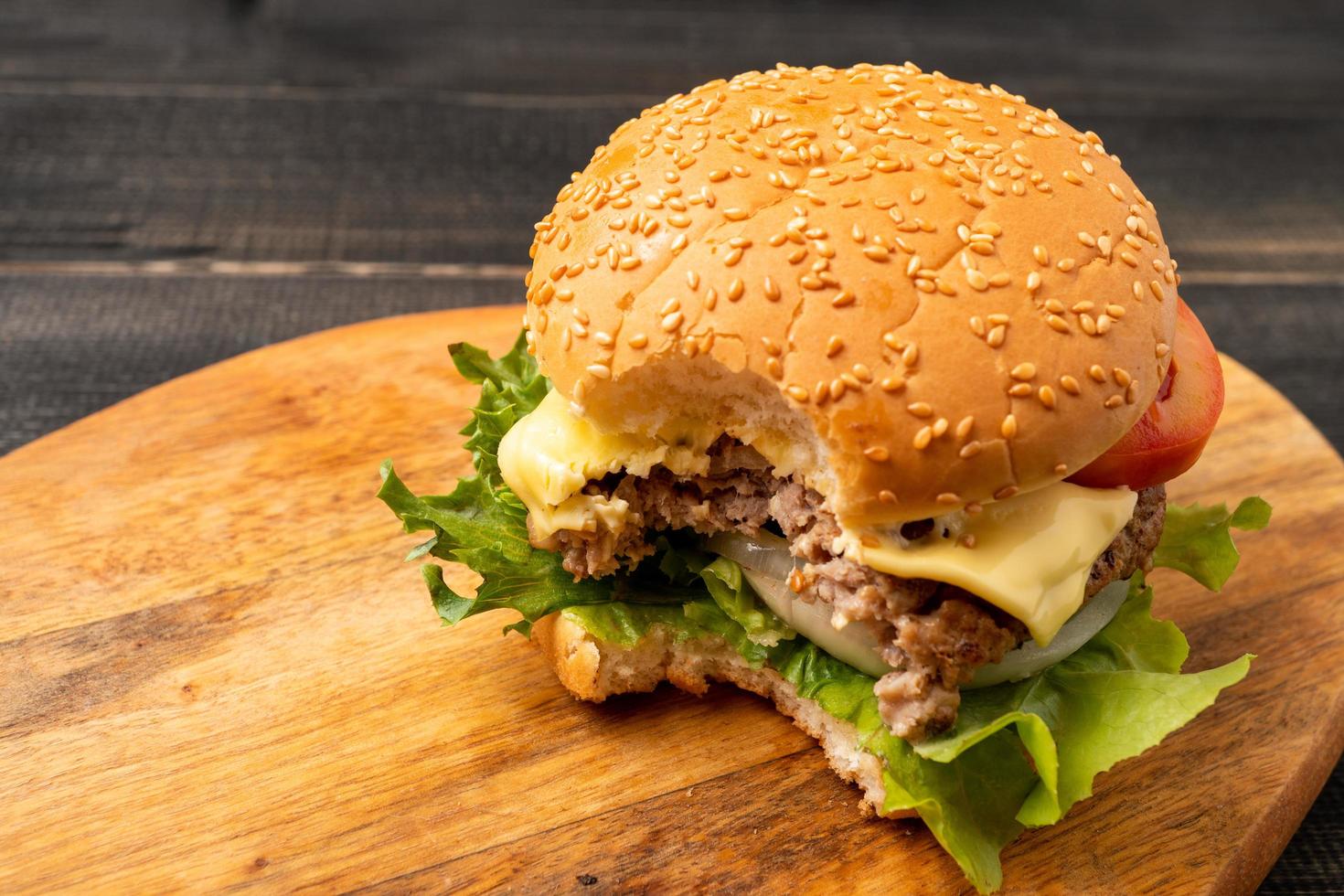 Frais fait maison hamburger, délicieux Frais légumes, laitue, tomates, fromage cette sont mordu sur une Coupe conseil, gratuit espace pour messages photo