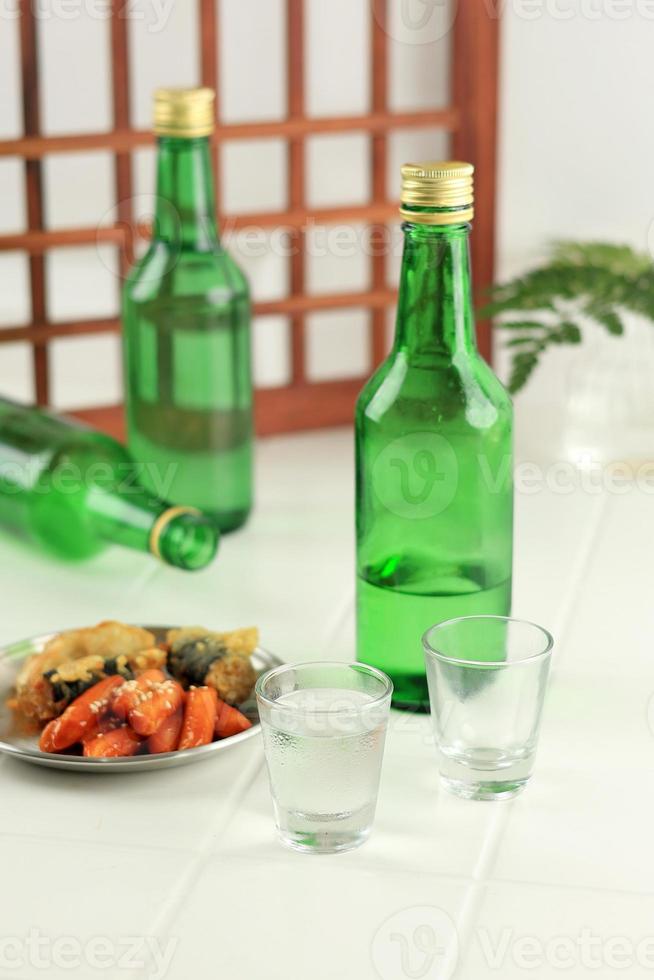 Mand Hand Verse De L'alcool Coréen Soju Dans Le Verre Sloki