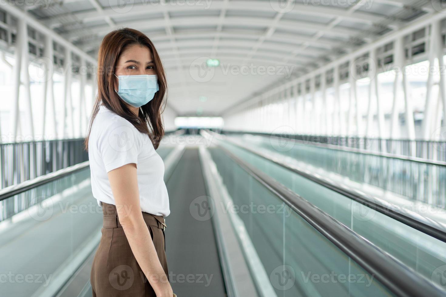 portrait de une Jeune femme dans une médical masque pour anti-coronavirus covid-19 pandémie infectieux maladie déclenchement protection dans Publique zone. concept de virus pandémie et la pollution pm2,5 photo