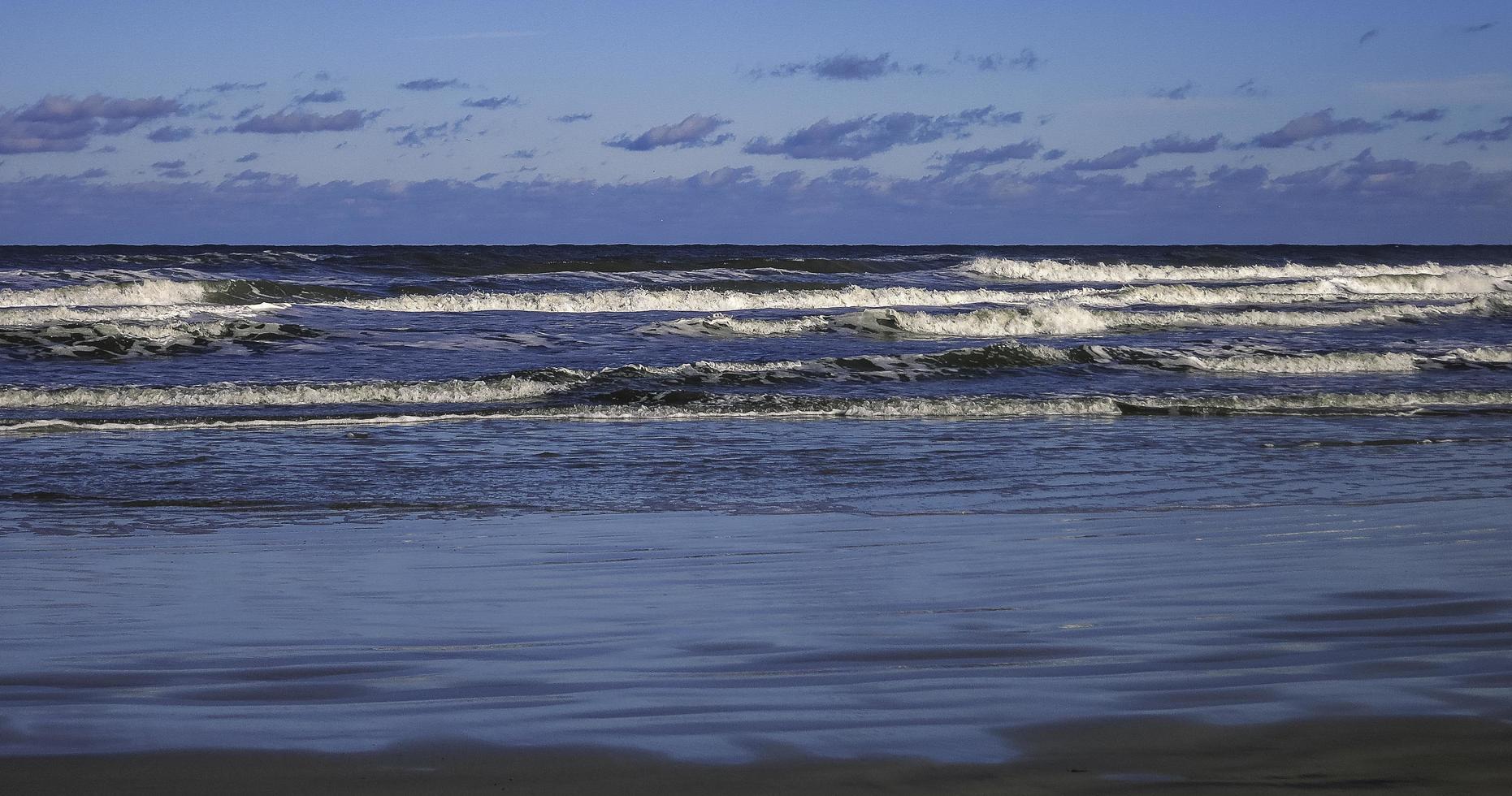 les vagues font de la mousse au large photo