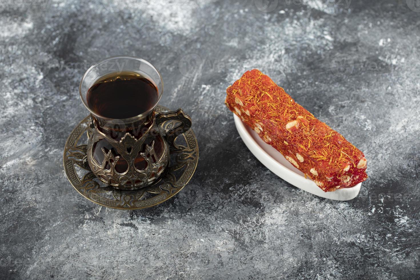 délicieux délice turc avec une tasse de thé chaud photo