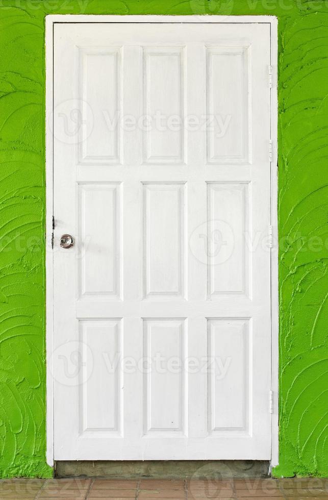 blanc en bois porte dans vert béton mur Contexte photo