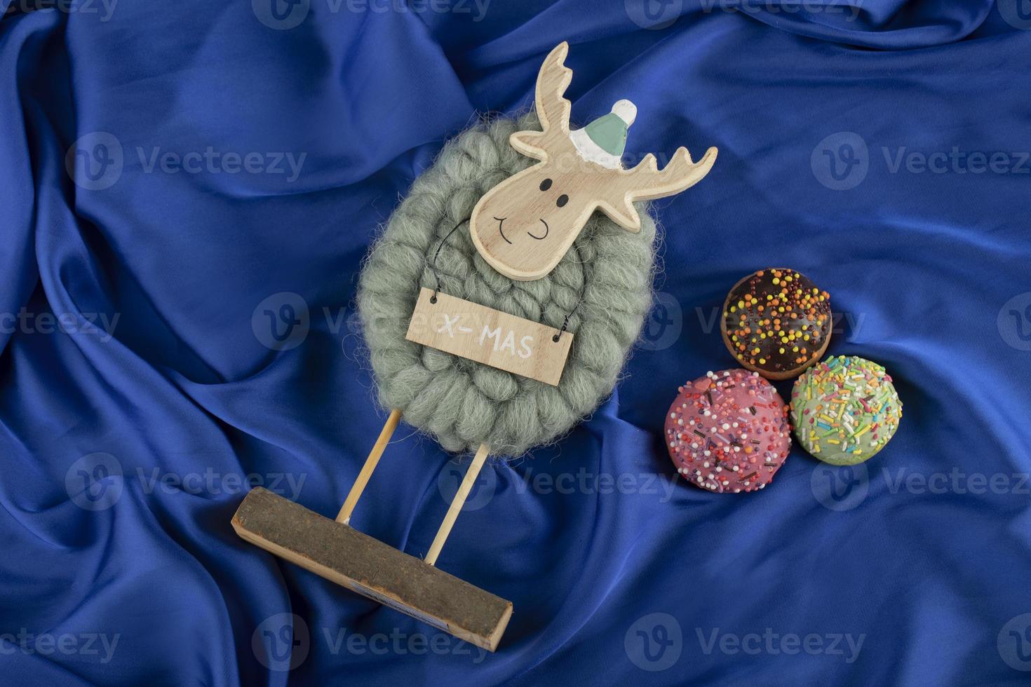 beignets sucrés colorés avec un jouet de cerf de Noël photo