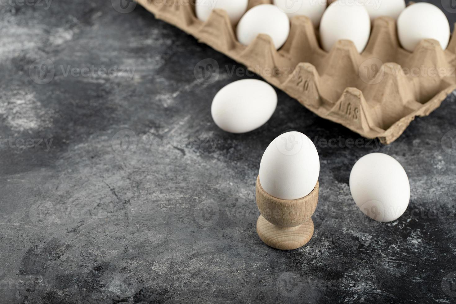 un coquetier en bois avec un œuf de poule bouilli photo