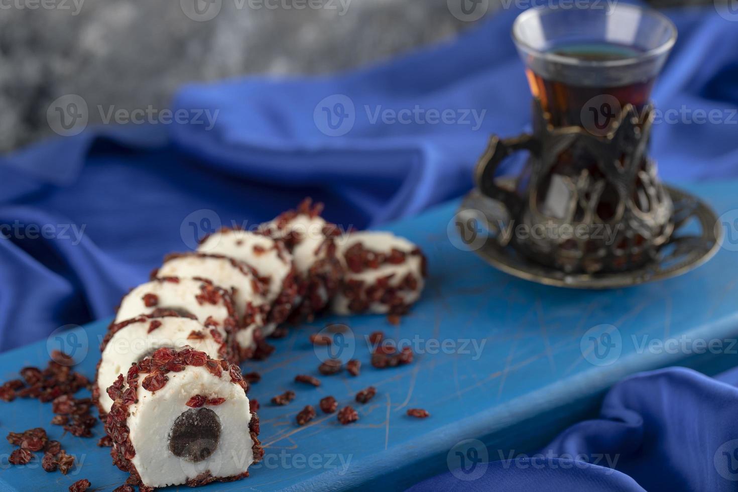 dessert sucré en tranches avec une tasse de thé photo