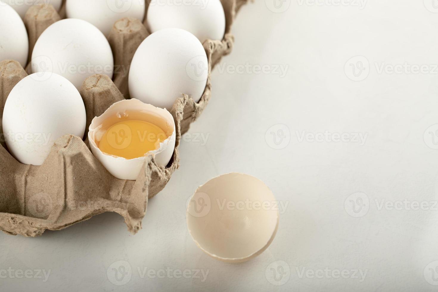 œufs de poule non cuits dans un contenant en carton photo