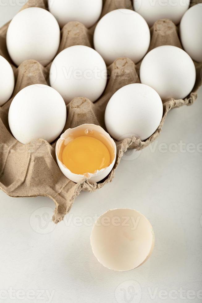 œufs de poule non cuits dans un contenant en carton photo