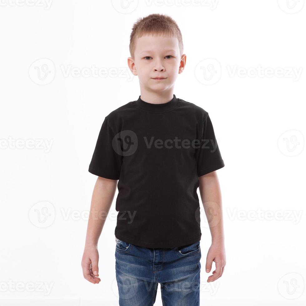 design de t-shirt et concept de personnes - gros plan d'un jeune homme en t-shirt noir vierge, chemise avant et arrière isolées. photo