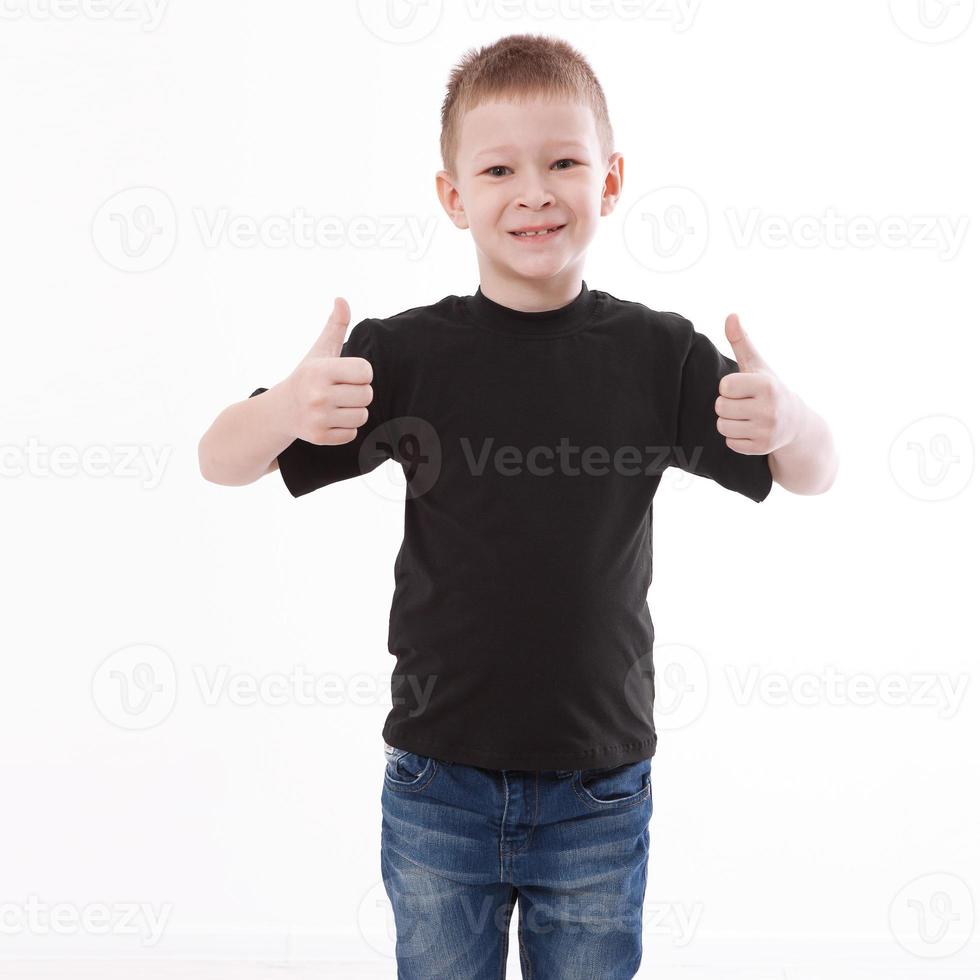 design de t-shirt et concept de personnes - gros plan d'un jeune homme en t-shirt noir vierge, chemise avant et arrière isolées. photo