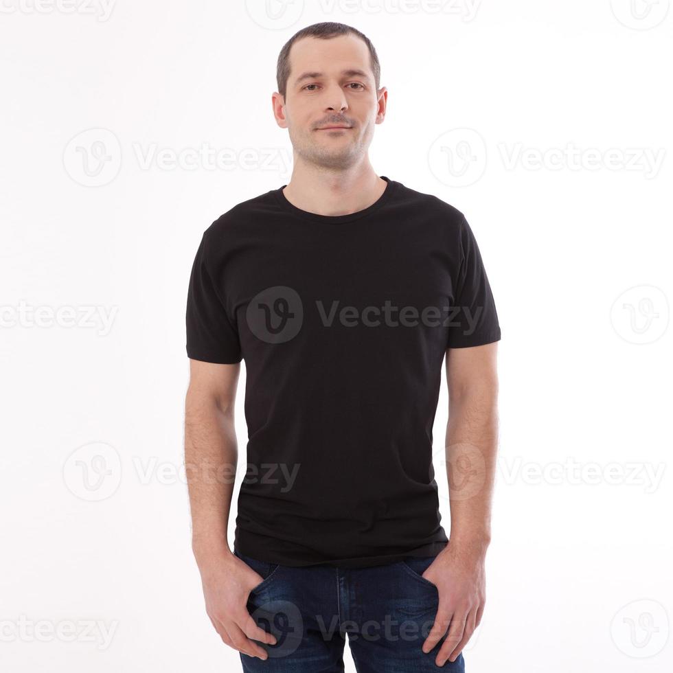 maquette de vêtements de t-shirt noir vierge pour hommes avant de toile bella. chemise maquette vêtements. jeune homme en tshirt noir blanc devant isolé. modèle de maquette pour l'impression de conception photo