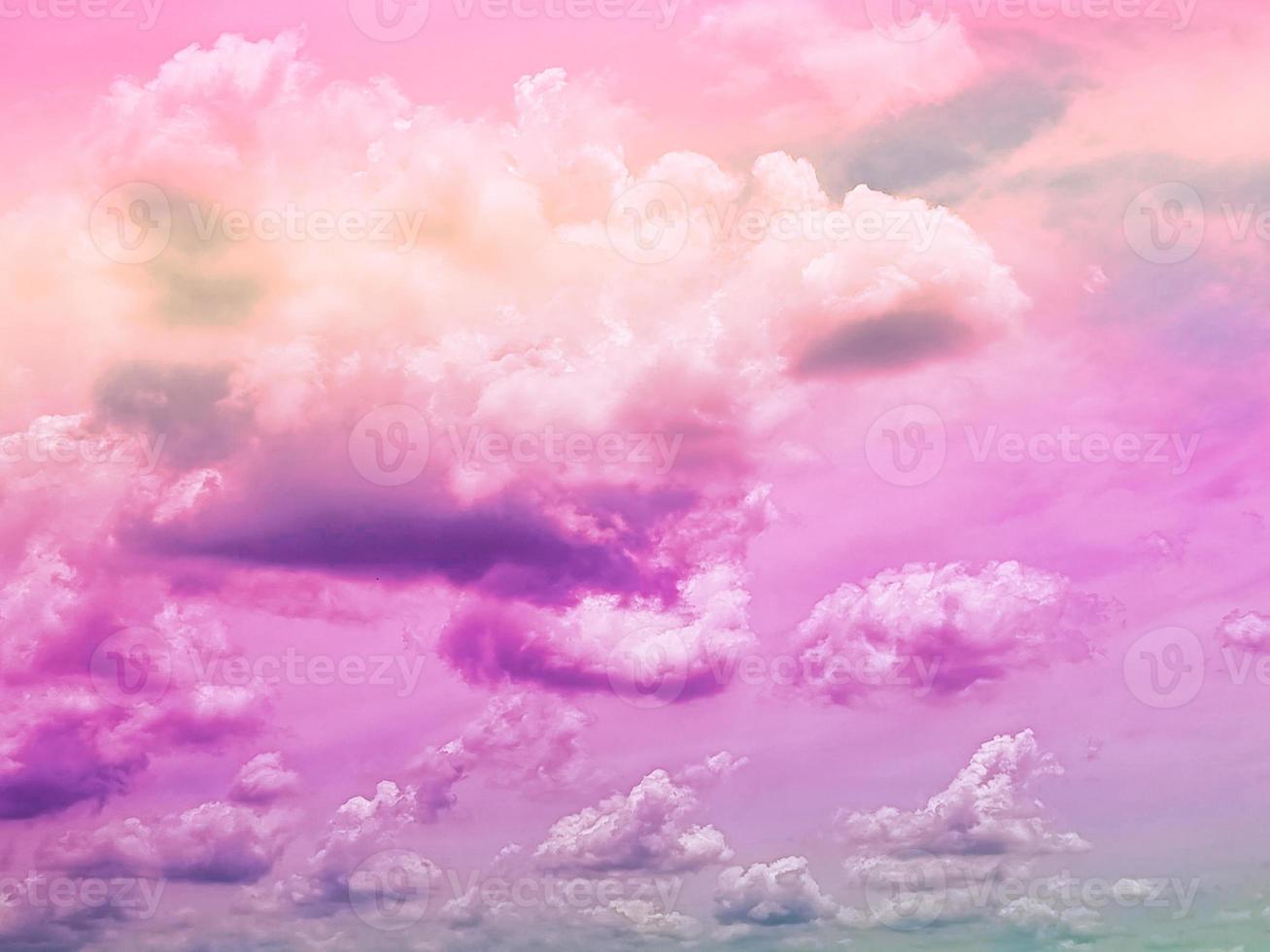 beauté douce pastel rose violet coloré avec des nuages moelleux sur le ciel. image arc-en-ciel multicolore. fantaisie abstraite lumière croissante photo