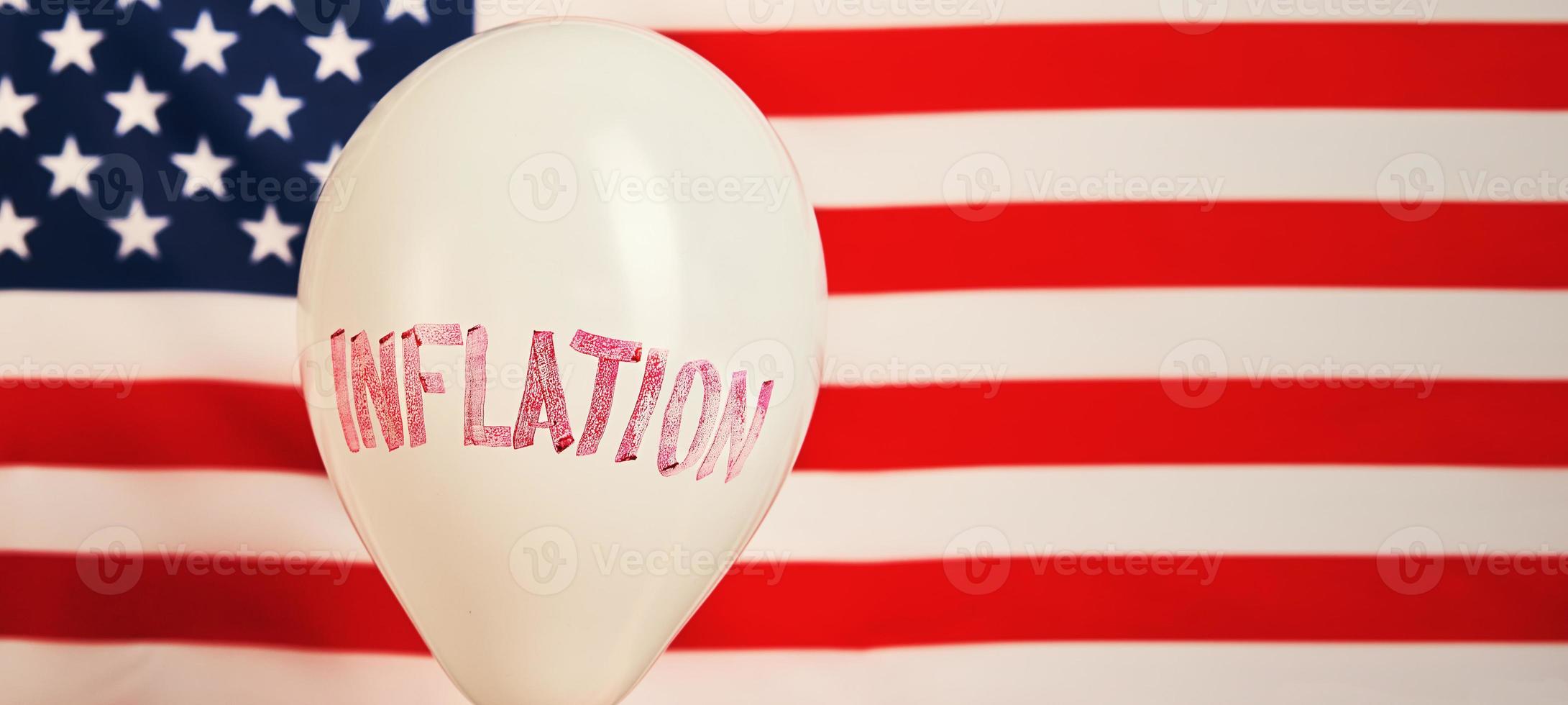 concept d'inflation mondiale. ballon avec mot inflation contre drapeau usa photo