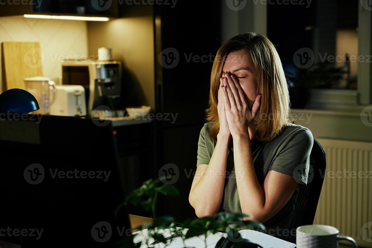 femme fatiguée travaille à domicile photo