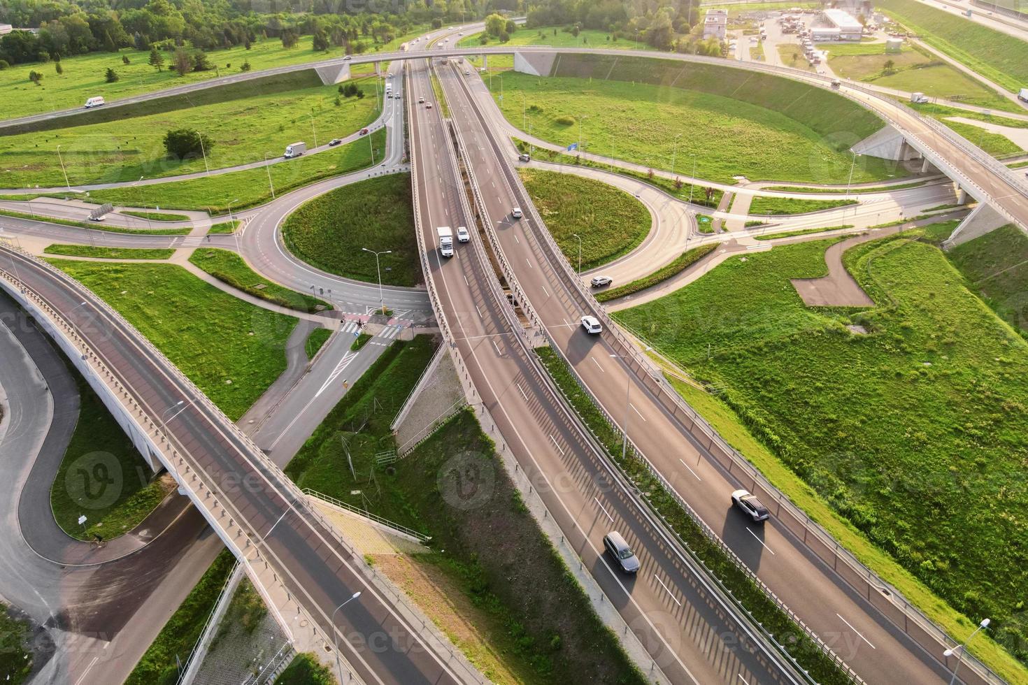 voitures en mouvement sur transport route jonction dans ville, aérien vue photo