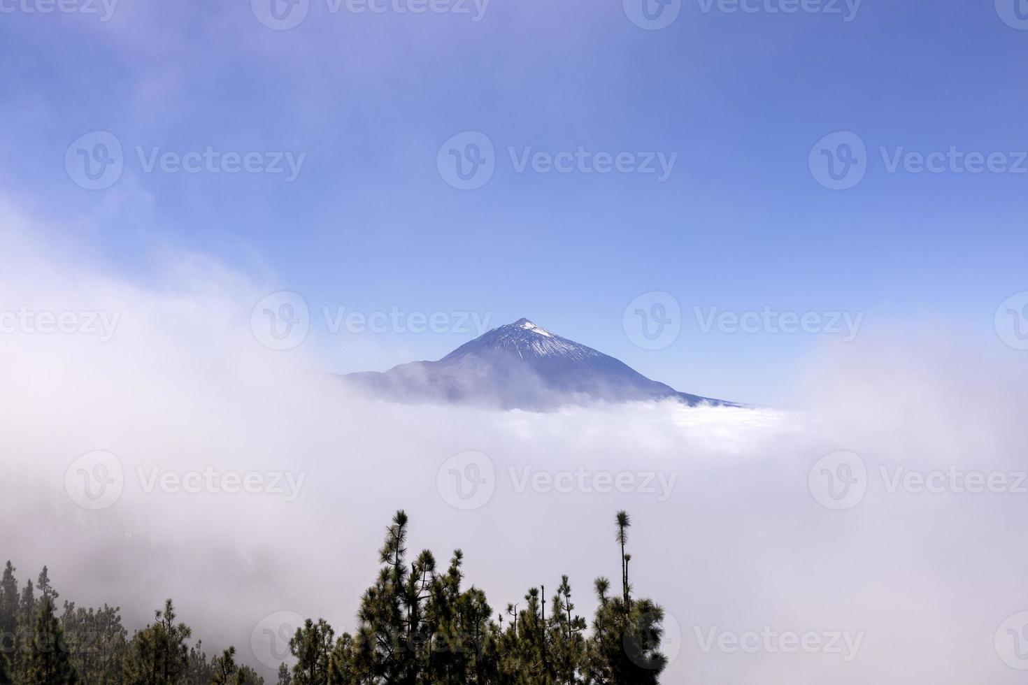 el teide volcan dans le des nuages dans Tenerife Espagne photo