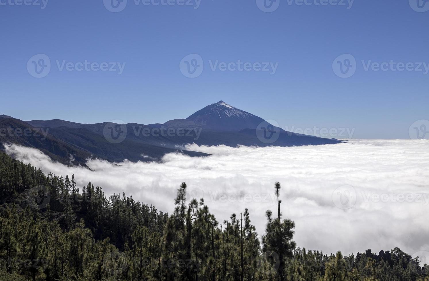 el teide volcan au dessus le des nuages dans Tenerife Espagne photo