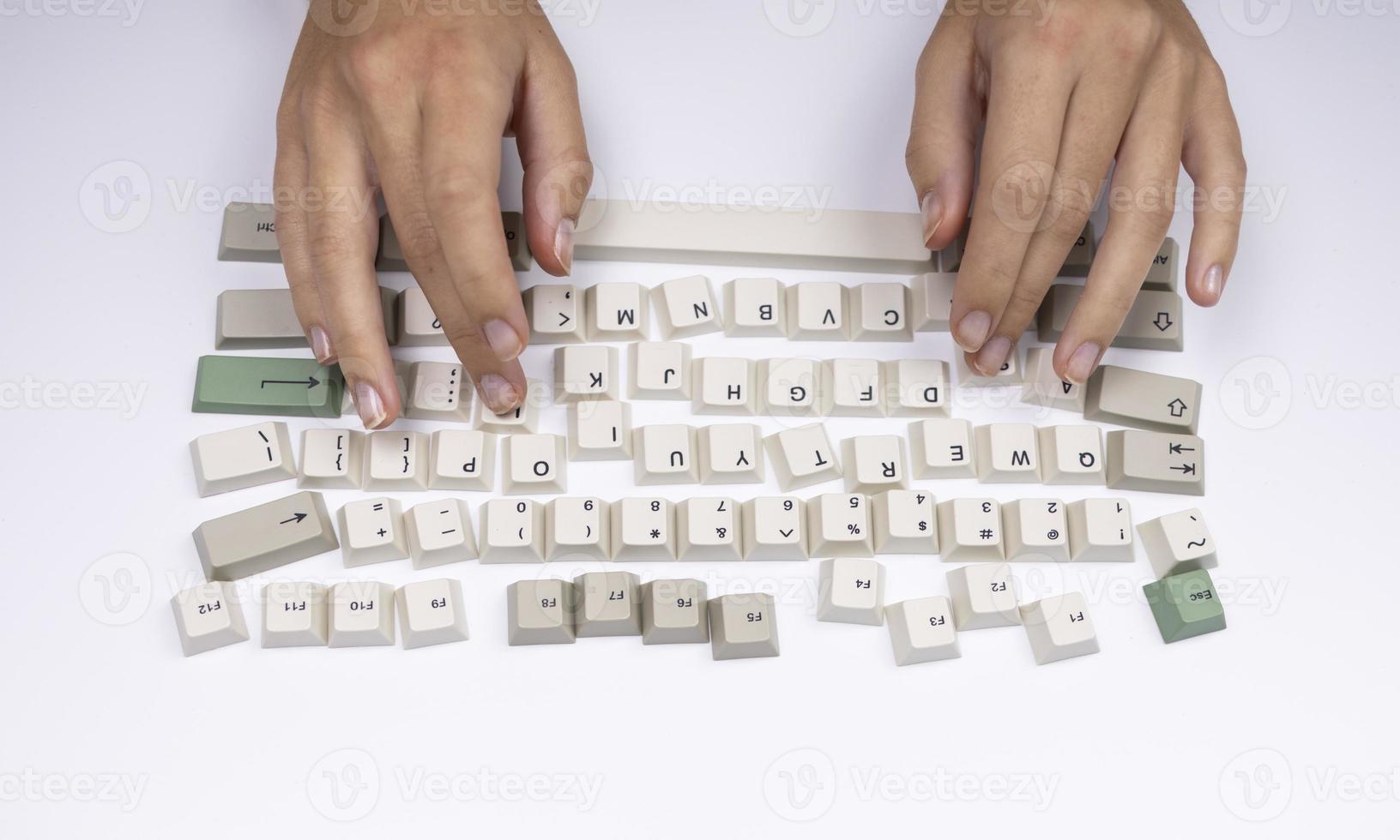 mains dactylographie avec ample clés de une classique Bureau ordinateur clavier photo