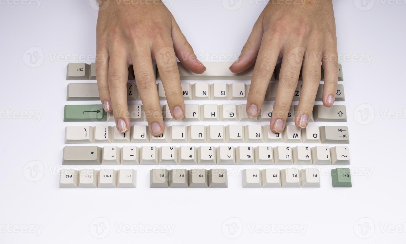 mains dactylographie avec ample clés de une classique Bureau ordinateur clavier photo