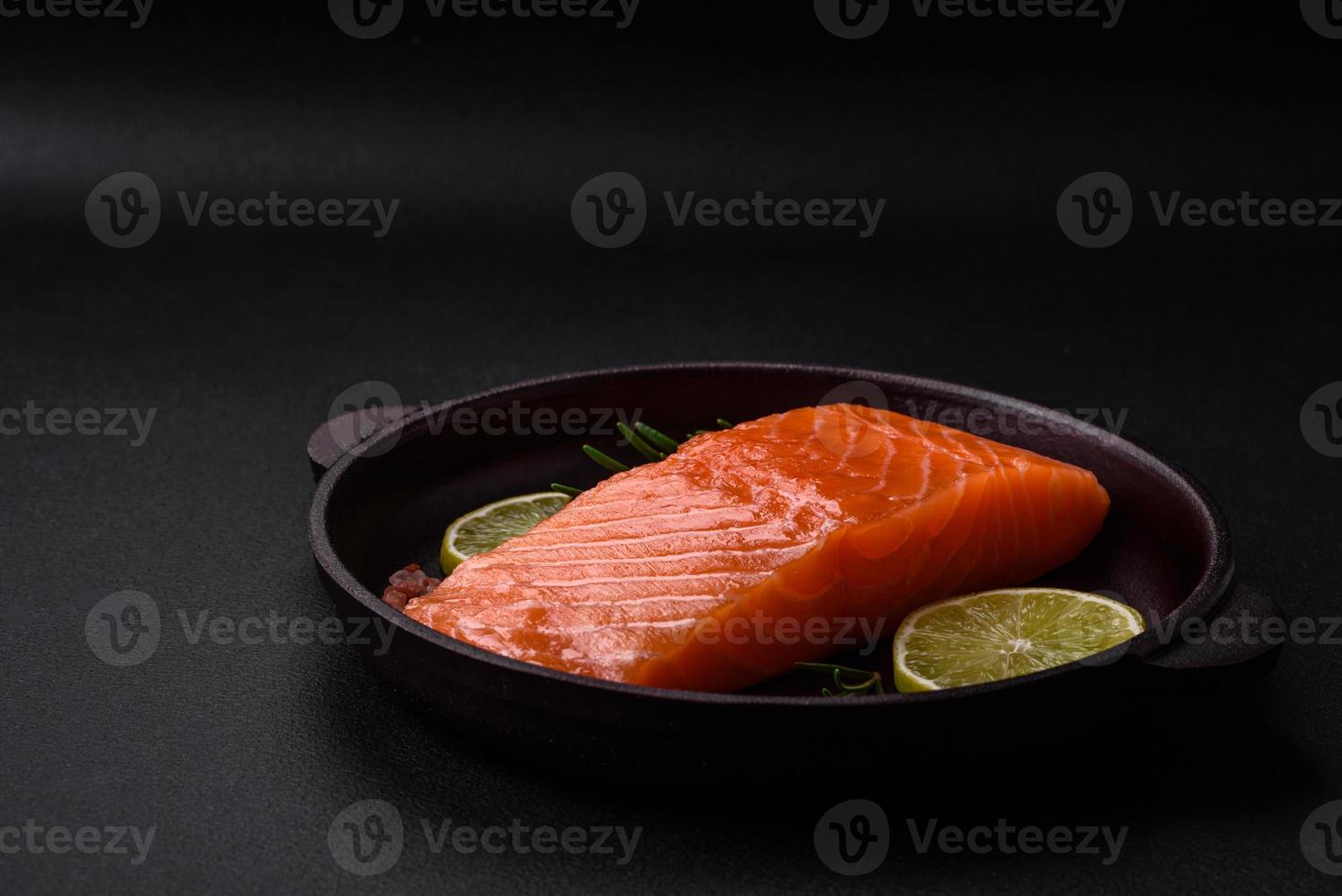 Frais savoureux brut rouge poisson filet avec épices et herbes photo