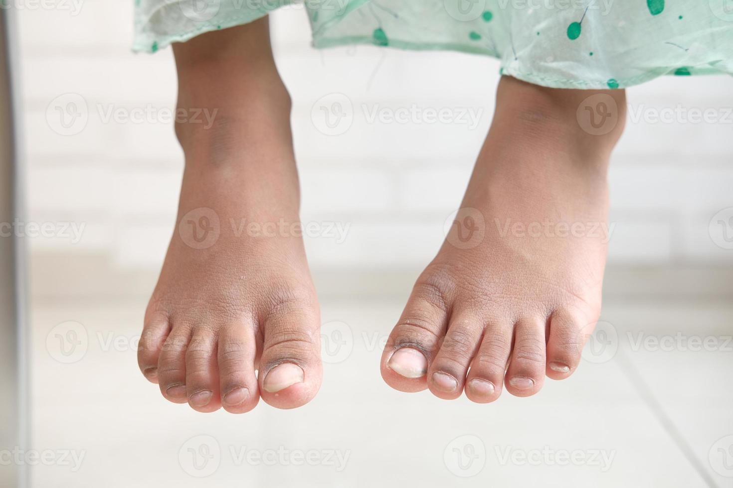 pieds de fille enfant gros plan photo