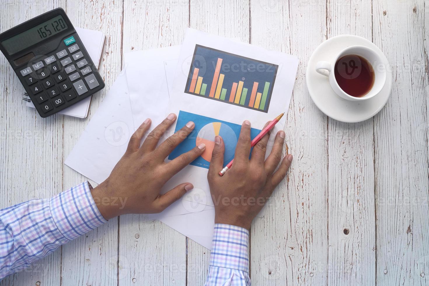 homme travaillant avec des graphiques au bureau à domicile photo