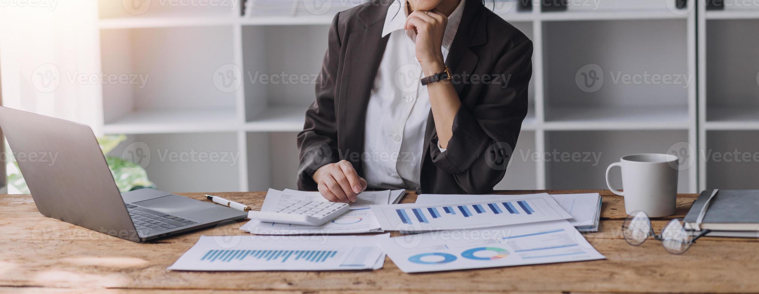 femme d'affaires ou comptable travaillant l'investissement financier sur la calculatrice, calculer, analyser la croissance des affaires et du marketing sur le graphique de données de document financier, comptable, économique, concept commercial. photo