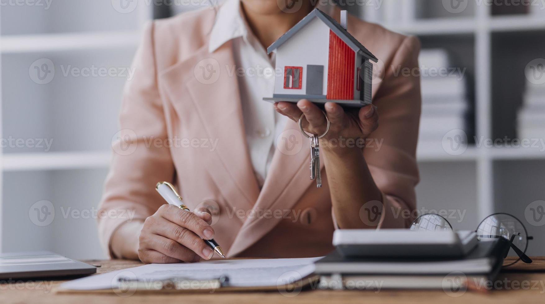 agent de courtage immobilier présentant et consultant le client pour la prise de décision signant un accord de formulaire d'assurance, modèle d'achat et de vente de maison, concernant l'offre de prêt hypothécaire et l'assurance habitation photo