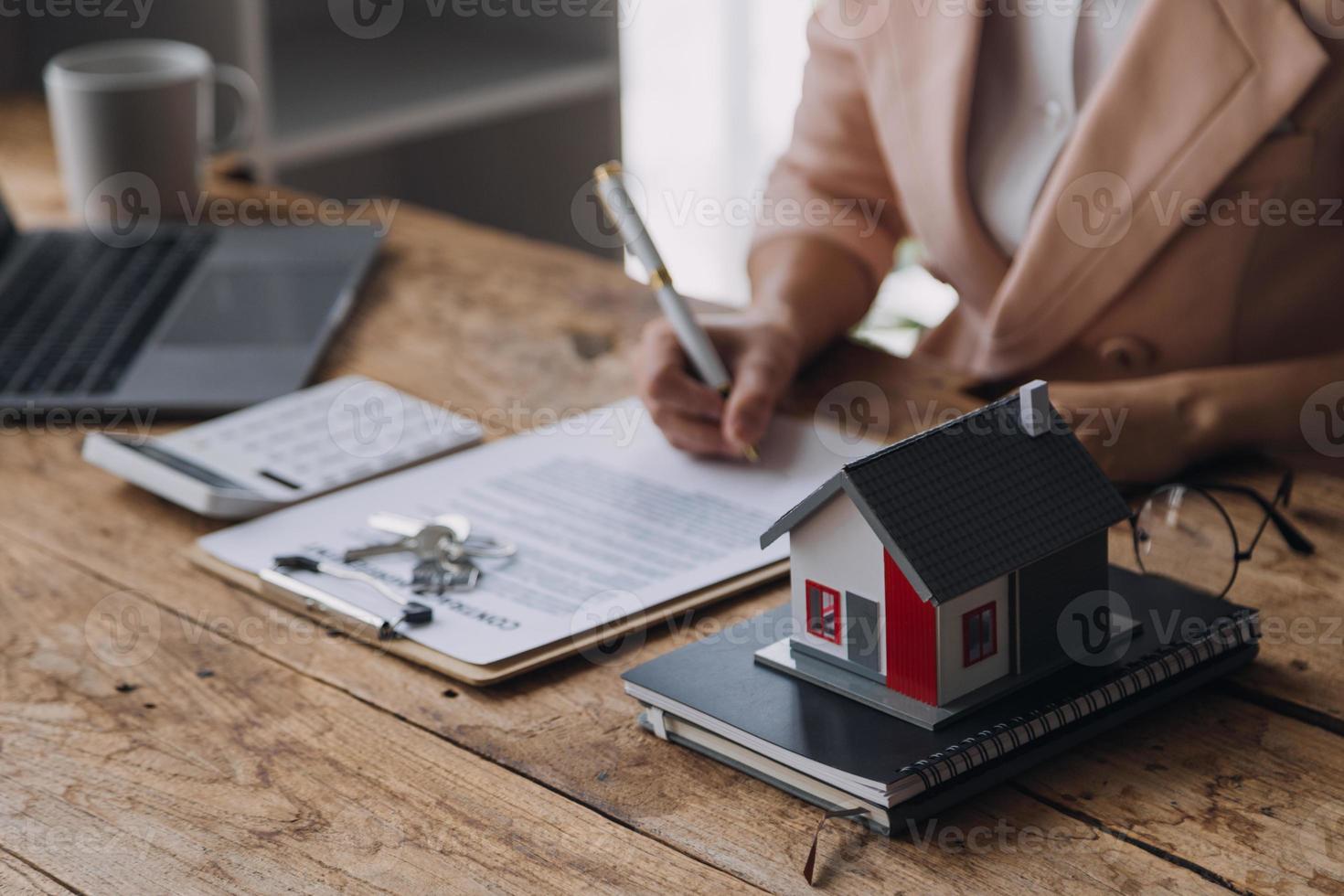 agent de courtage immobilier présentant et consultant le client pour la prise de décision signant un accord de formulaire d'assurance, modèle d'achat et de vente de maison, concernant l'offre de prêt hypothécaire et l'assurance habitation photo