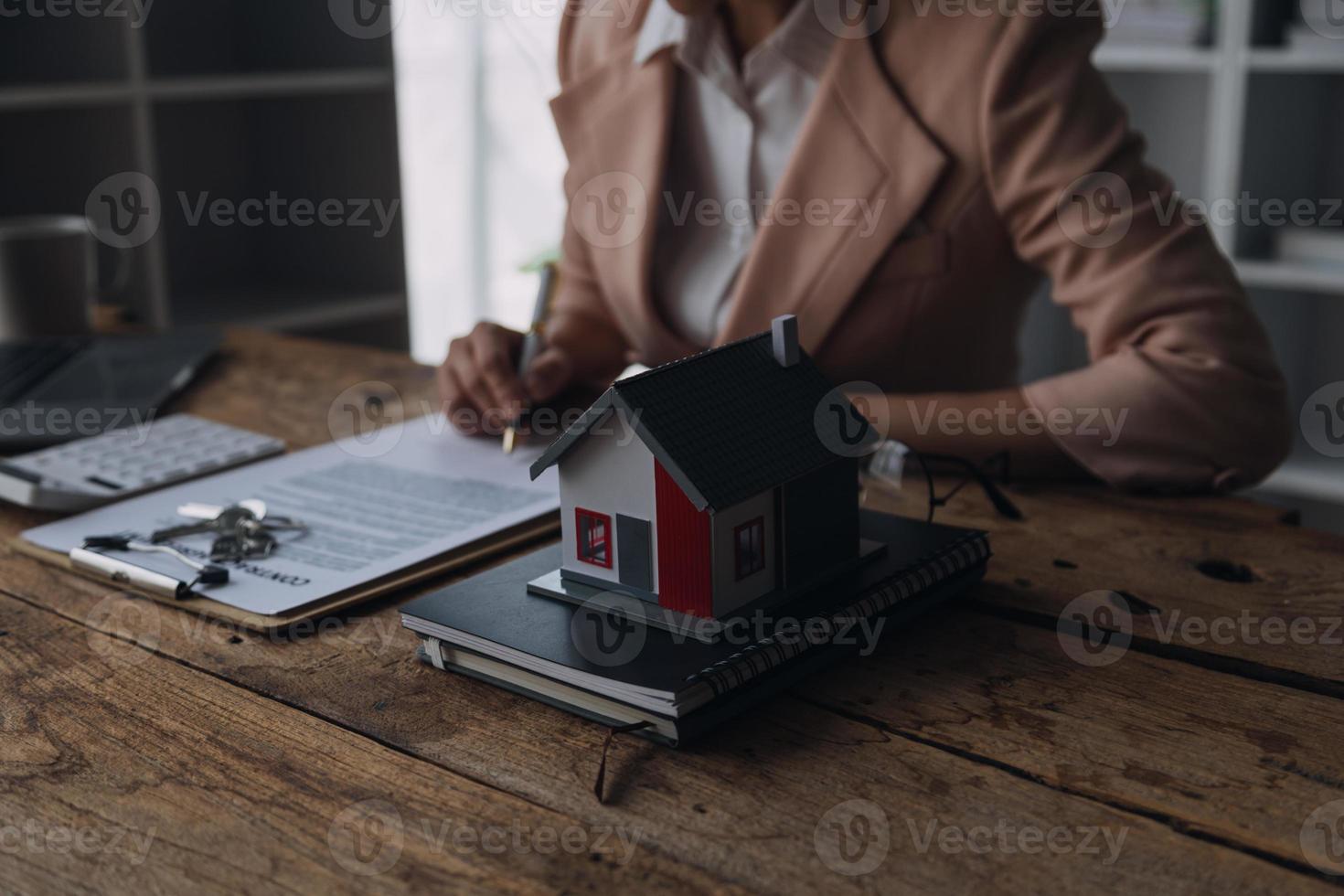 agent de courtage immobilier présentant et consultant le client pour la prise de décision signant un accord de formulaire d'assurance, modèle d'achat et de vente de maison, concernant l'offre de prêt hypothécaire et l'assurance habitation photo