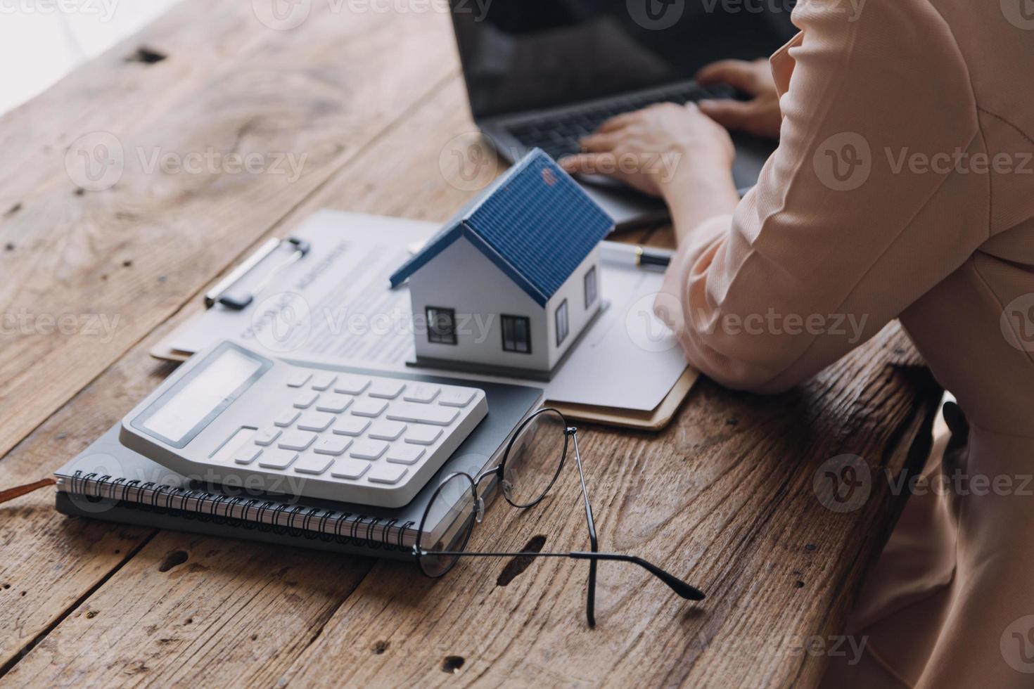 agent de courtage immobilier présentant et consultant le client pour la prise de décision signant un accord de formulaire d'assurance, modèle d'achat et de vente de maison, concernant l'offre de prêt hypothécaire et l'assurance habitation photo