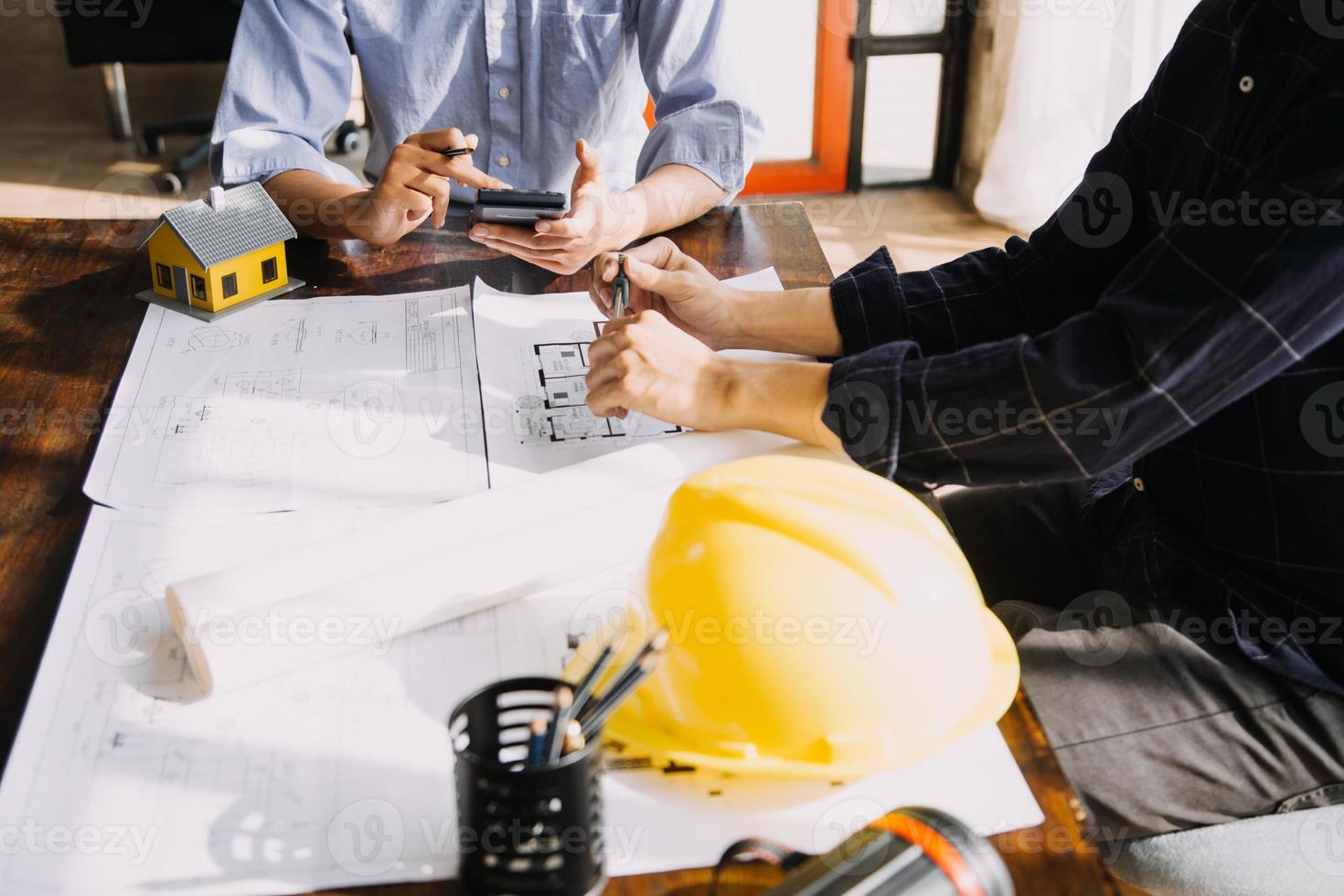 concept de construction et de structure d'une réunion d'ingénieur ou d'architecte pour un projet de travail avec des partenaires et des outils d'ingénierie sur la construction de modèles et le plan sur le chantier, contrat pour les deux sociétés. photo