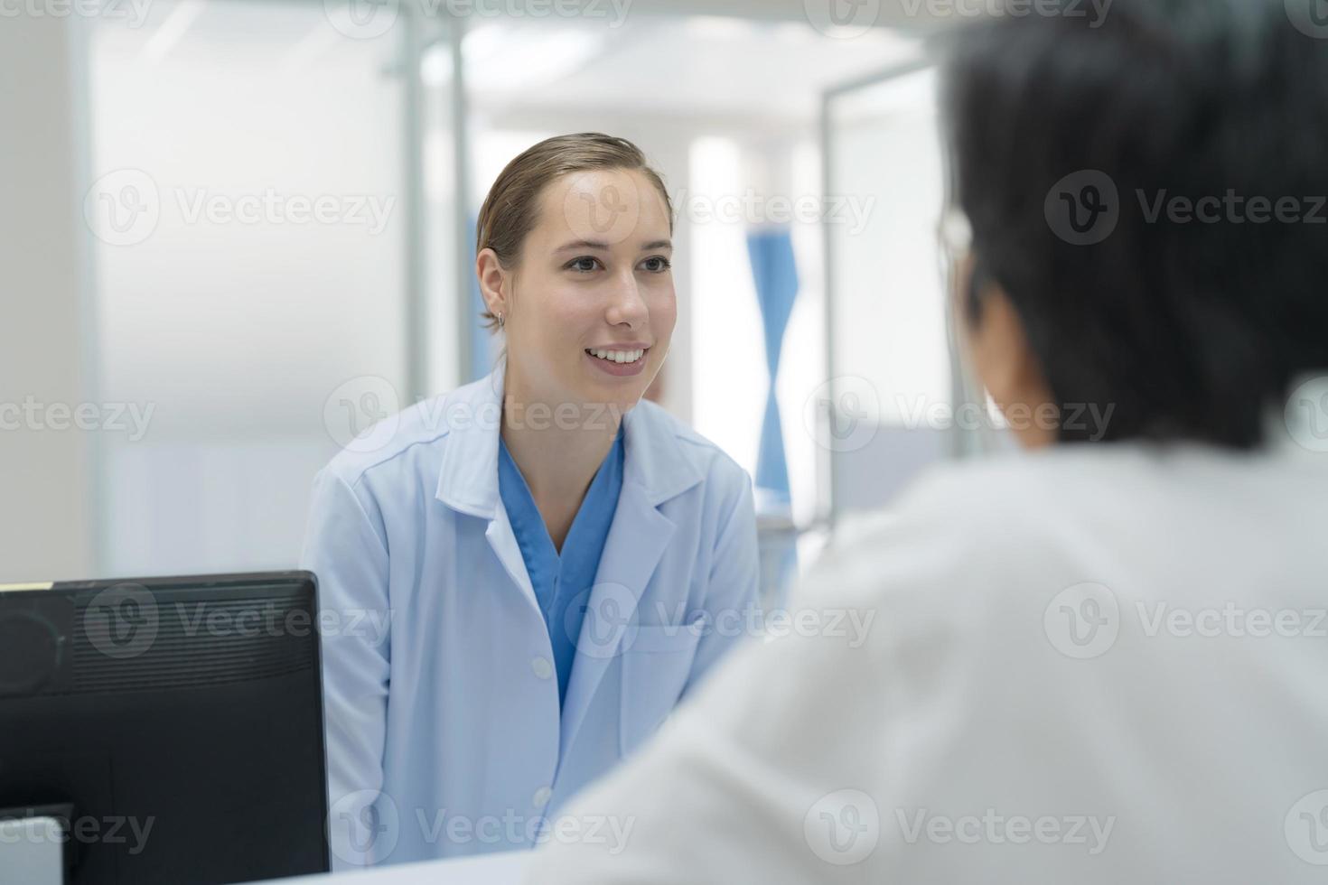 personnes âgées femme vérification discuter le symptômes. photo