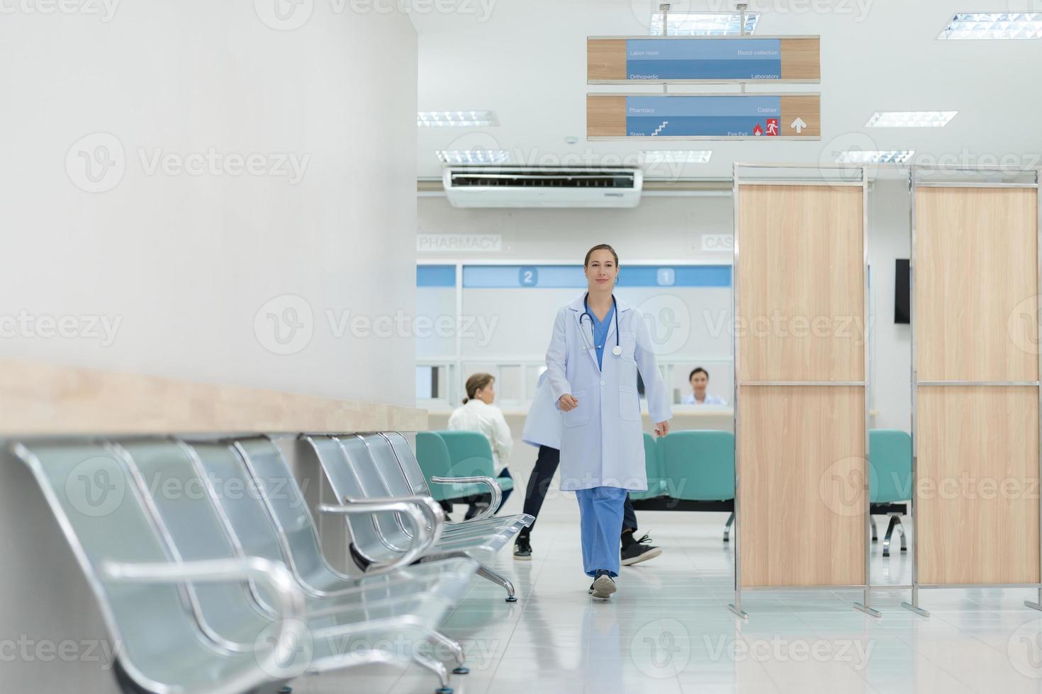 médecin Faire différent pose dans hôpital. photo