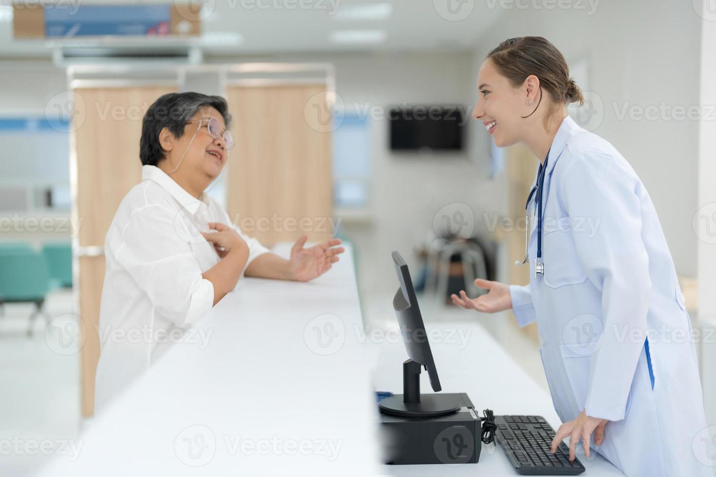 médecin parlant et demander à propos le santé. photo